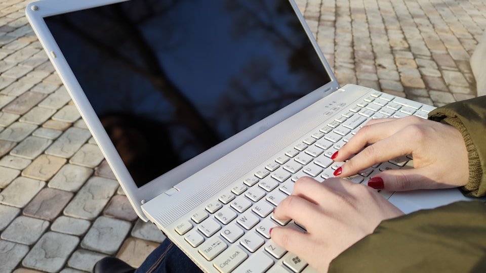 AIインフルエンサーで月10万稼ぐ手法、海外表彰者の戦略を日本で再現